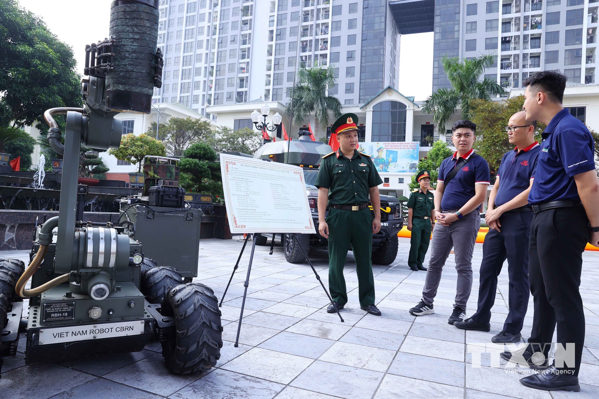 Các đại biểu tham quan khu trưng bày các sản phẩm máy móc, thiết bị tại hội thảo. (Ảnh: Văn Điệp/TTXVN)